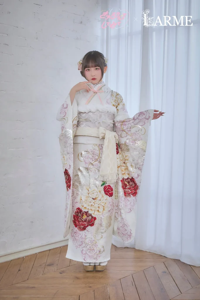 きゅるりんってしてみて×LARMEコラボの新作振袖。白地に赤とゴールドの花柄が華やかに描かれた、上品で存在感のある振袖を着た女性の成人式前撮りスタイル。岐阜・愛知の振袖専門店PLUMで取り扱い。